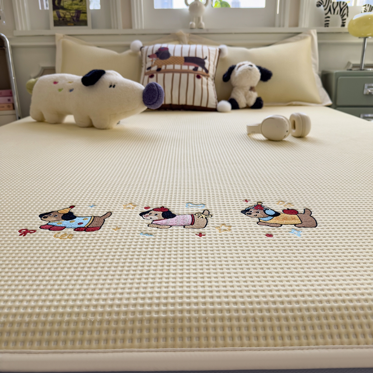 91家纺网 家纺一手货源 找家纺 几禾 2026新款华夫格刺绣款凉席-床笠款 趣味腊肠狗-床笠款