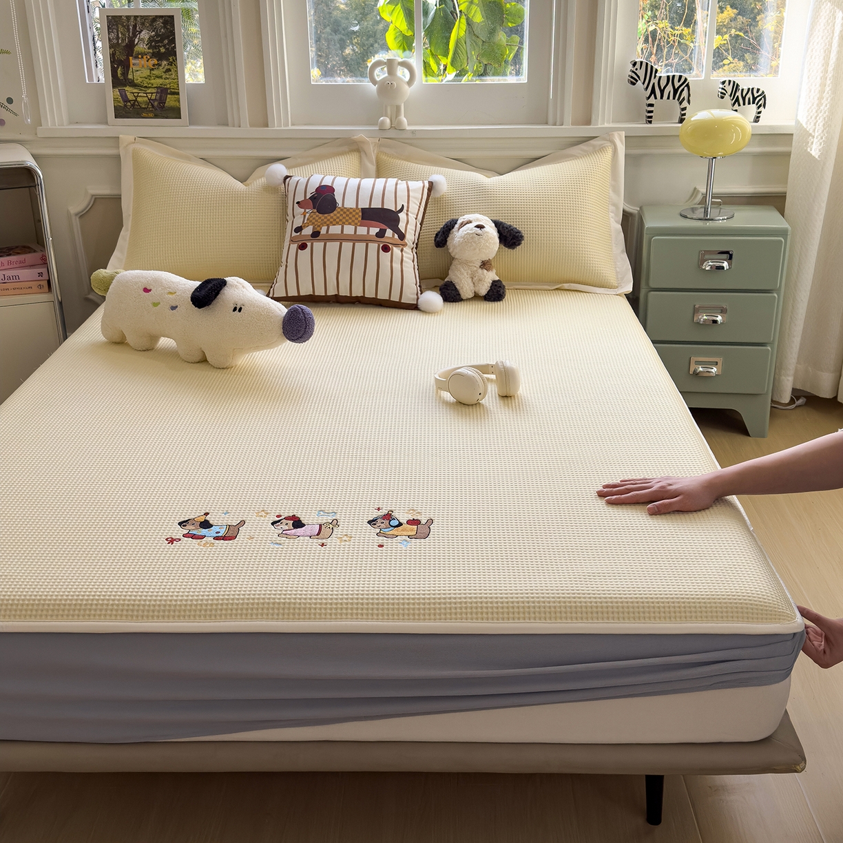 91家纺网 家纺一手货源 找家纺 几禾 2026新款华夫格刺绣款凉席-床笠款 趣味腊肠狗-床笠款