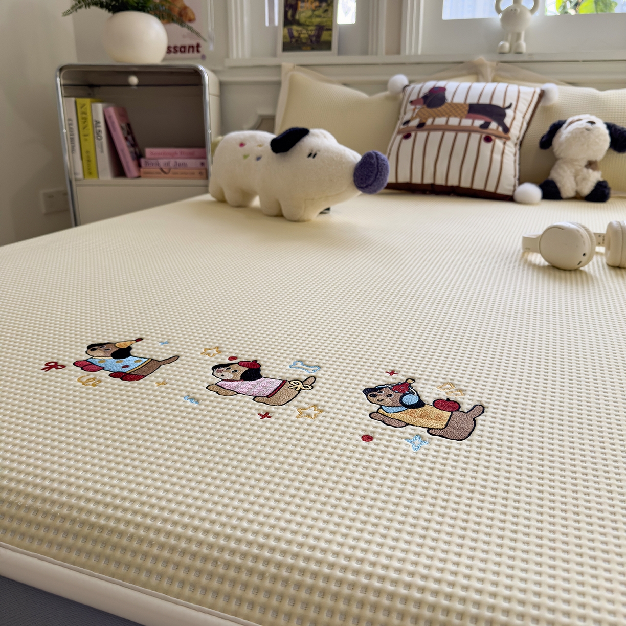 91家纺网 家纺一手货源 找家纺 几禾 2026新款华夫格刺绣款凉席-床笠款 趣味腊肠狗-床笠款