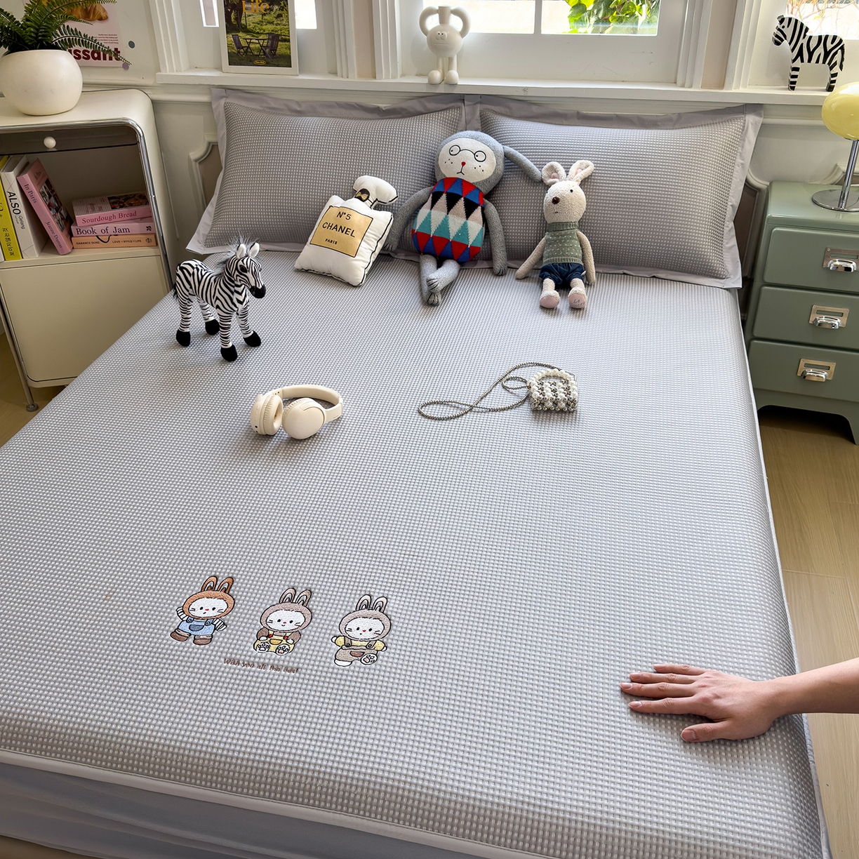 91家纺网 家纺一手货源 找家纺 几禾 2026新款华夫格刺绣款凉席-床笠款 兔免星人-床笠款