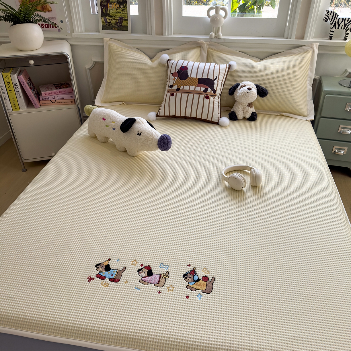 91家纺网 家纺一手货源 找家纺 几禾 2026新款华夫格刺绣款凉席-床笠款 趣味腊肠狗-床笠款