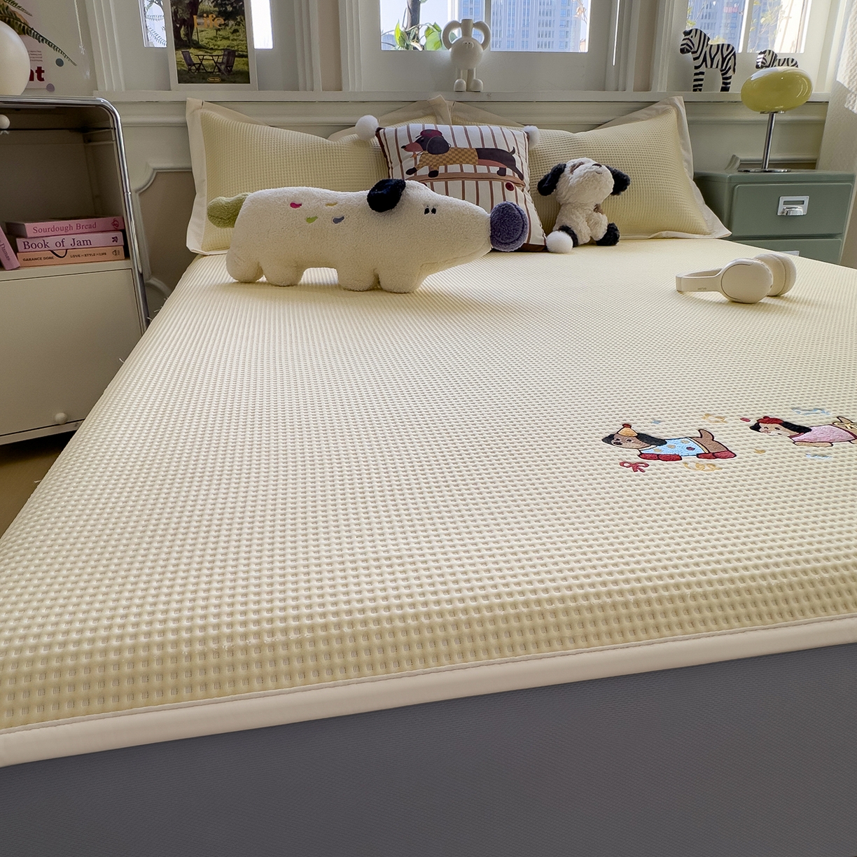 91家纺网 家纺一手货源 找家纺 几禾 2026新款华夫格刺绣款凉席-床笠款 趣味腊肠狗-床笠款