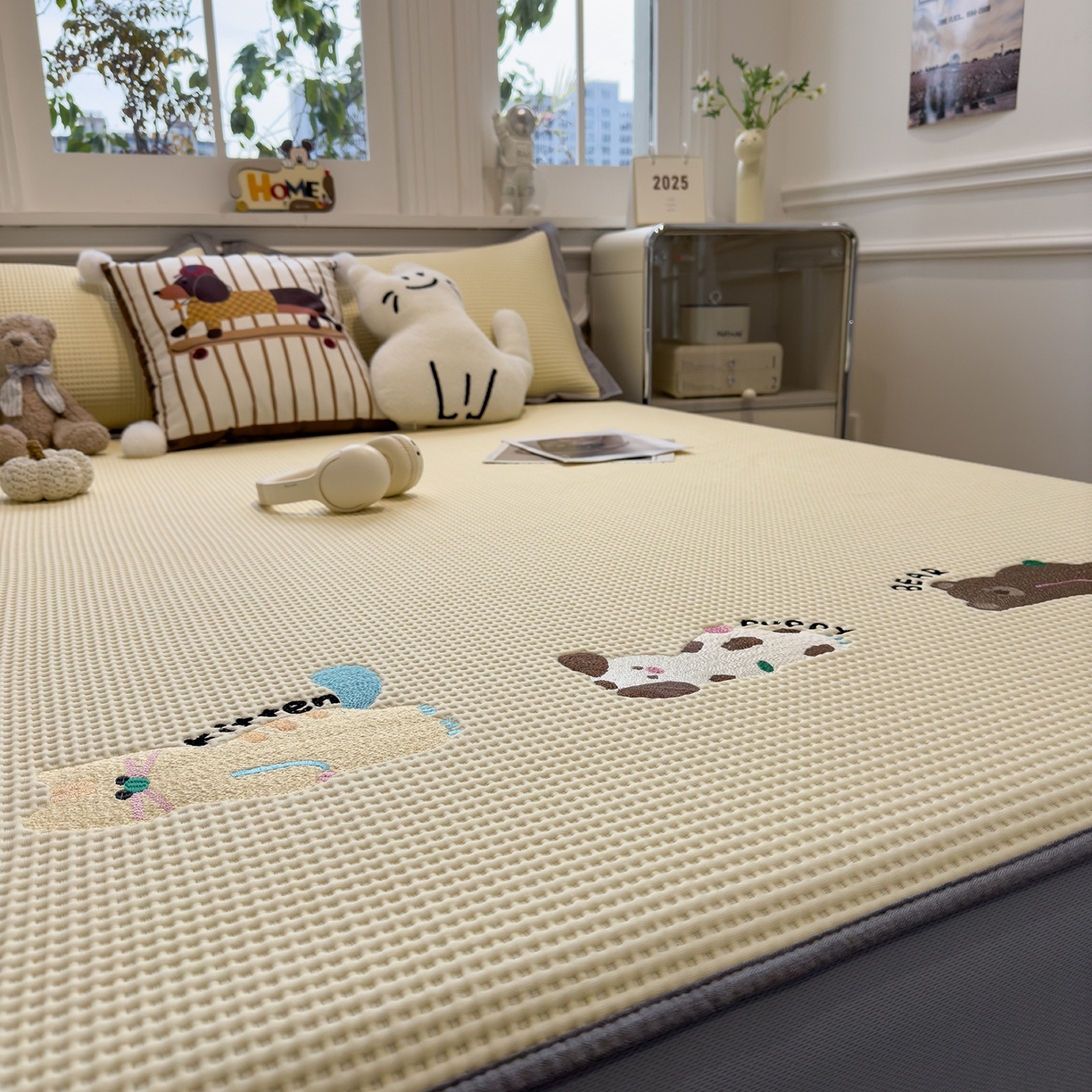 91家纺网 家纺一手货源 找家纺 几禾 2026新款华夫格刺绣款凉席-床笠款 懒懒小憩-床笠款