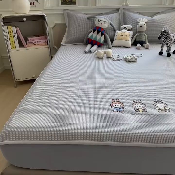 91家纺网 家纺一手货源 找家纺 几禾 2026新款华夫格刺绣款凉席-床笠款 兔免星人-床笠款