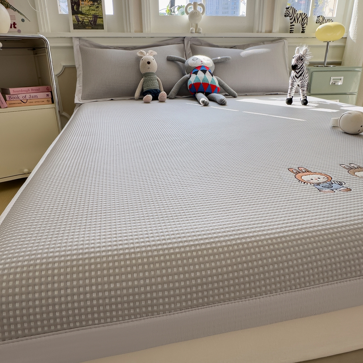 91家纺网 家纺一手货源 找家纺 几禾 2026新款华夫格刺绣款凉席-床席款 兔免星人-床席款