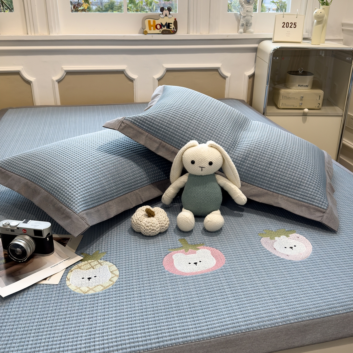 91家纺网 家纺一手货源 找家纺 几禾 2026新款华夫格刺绣款凉席-床席款 奶冻喵-蓝-床席款