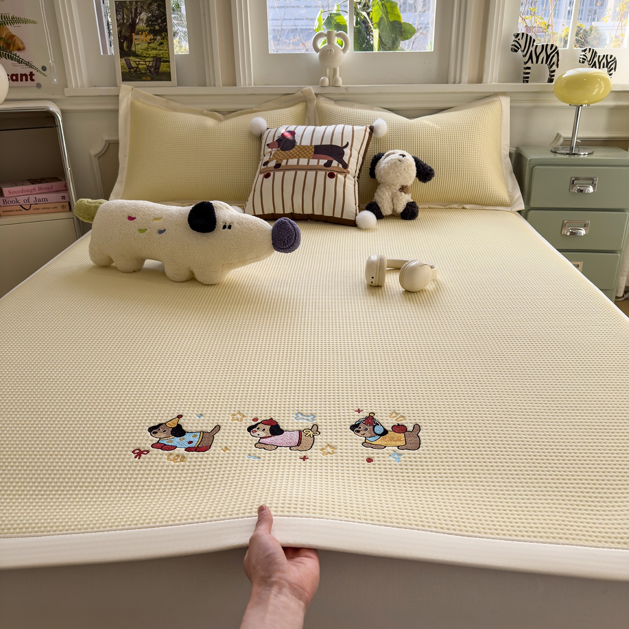 91家纺网 家纺一手货源 找家纺 几禾 2026新款华夫格刺绣款凉席-床席款 趣味腊肠狗-床席款