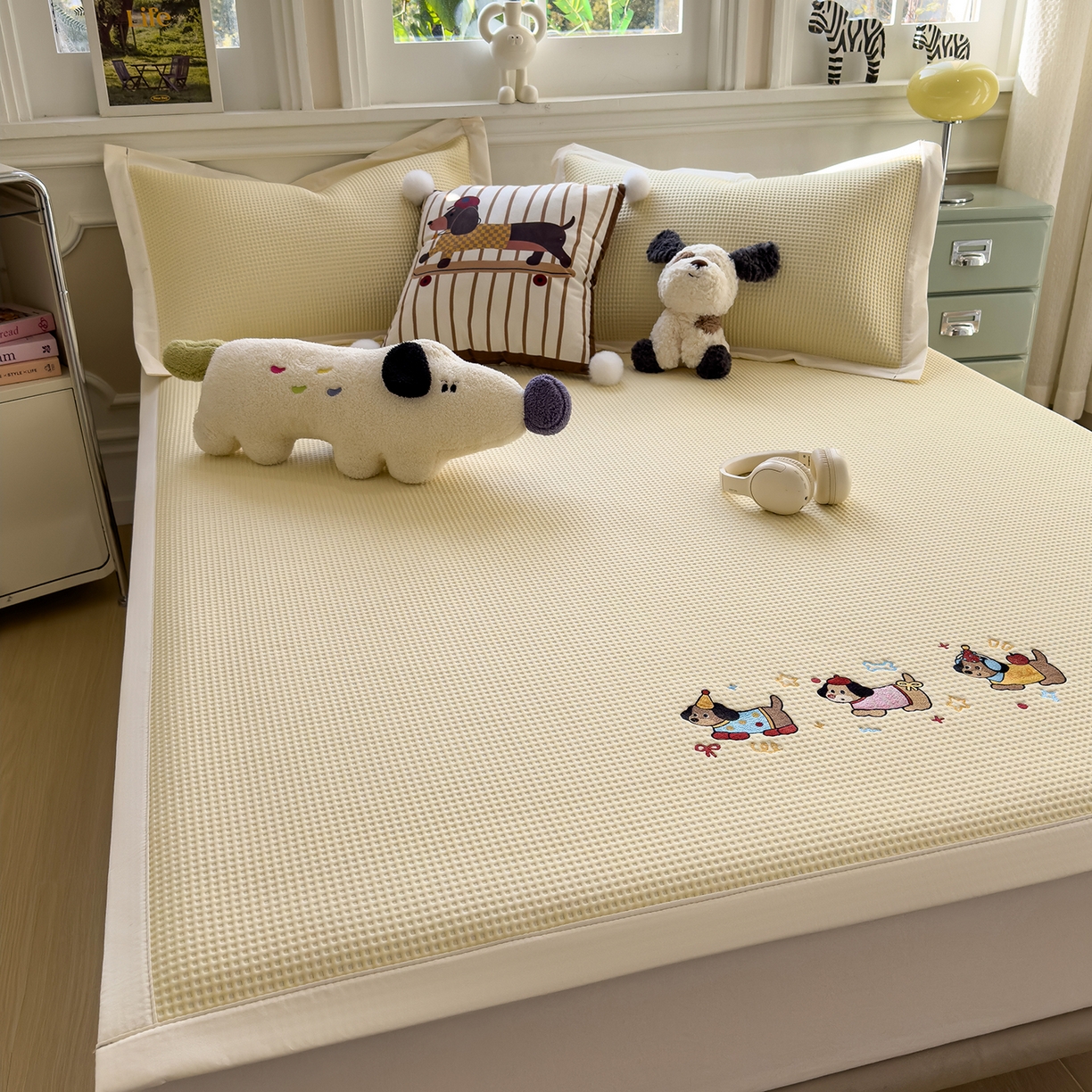 91家纺网 家纺一手货源 找家纺 几禾 2026新款华夫格刺绣款凉席-床席款 趣味腊肠狗-床席款