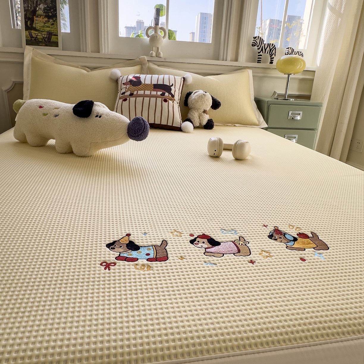 91家纺网 家纺一手货源 找家纺 几禾 2026新款华夫格刺绣款凉席-床席款 趣味腊肠狗-床席款