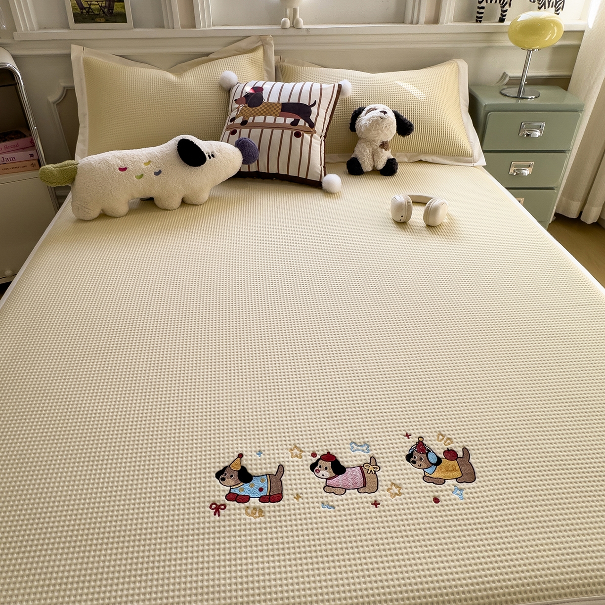 91家纺网 家纺一手货源 找家纺 几禾 2026新款华夫格刺绣款凉席-床席款 趣味腊肠狗-床席款