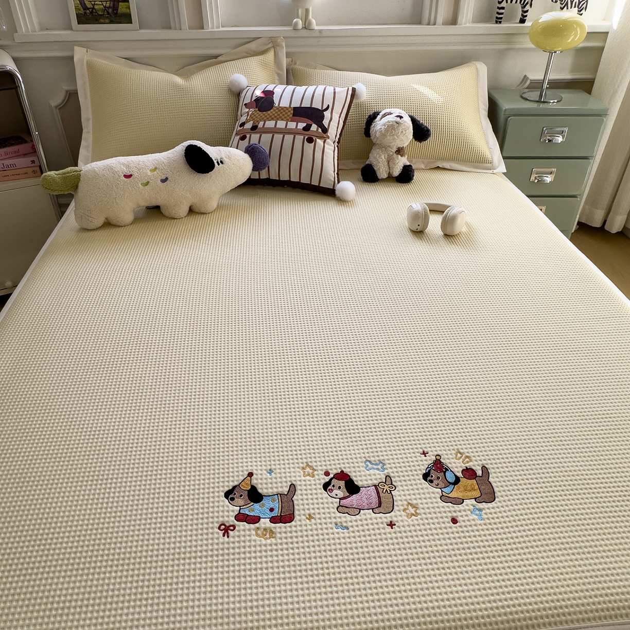 91家纺网 家纺一手货源 找家纺 几禾 2026新款华夫格刺绣款凉席-床席款 趣味腊肠狗-床席款