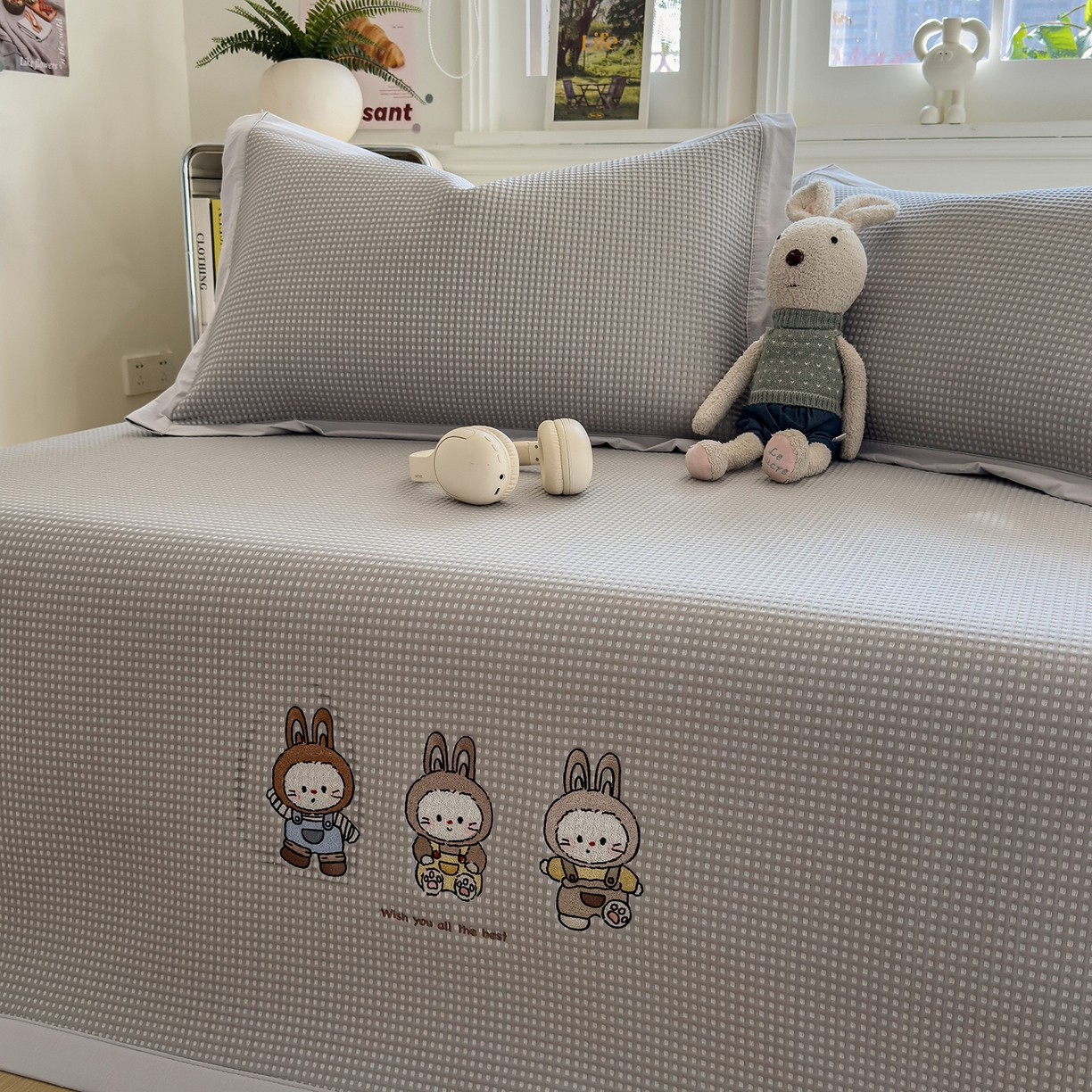 91家纺网 家纺一手货源 找家纺 几禾 2026新款华夫格刺绣款凉席-床席款 兔免星人-床席款