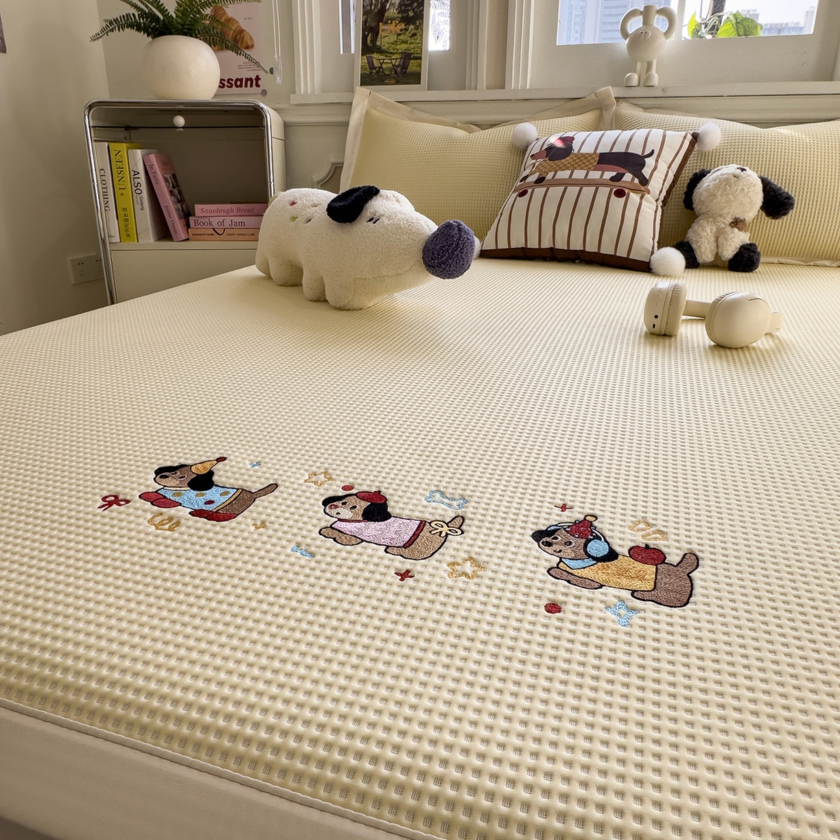 91家纺网 家纺一手货源 找家纺 几禾 2026新款华夫格刺绣款凉席-床席款 趣味腊肠狗-床席款