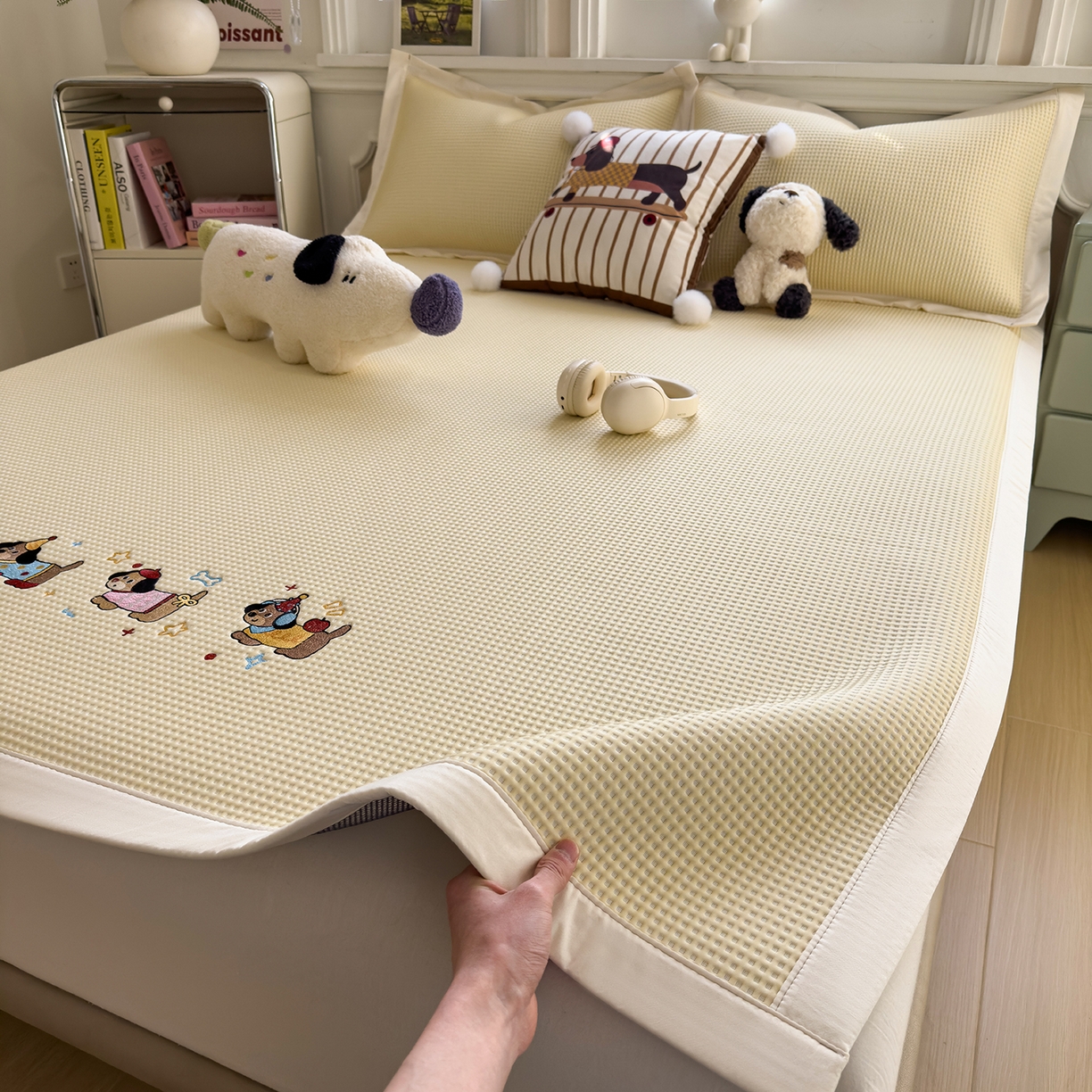 91家纺网 家纺一手货源 找家纺 几禾 2026新款华夫格刺绣款凉席-床席款 趣味腊肠狗-床席款