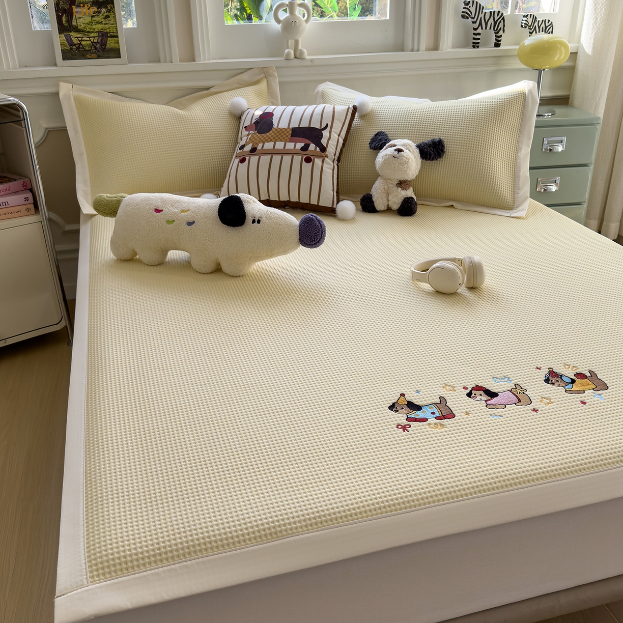 91家纺网 家纺一手货源 找家纺 几禾 2026新款华夫格刺绣款凉席-床席款 趣味腊肠狗-床席款