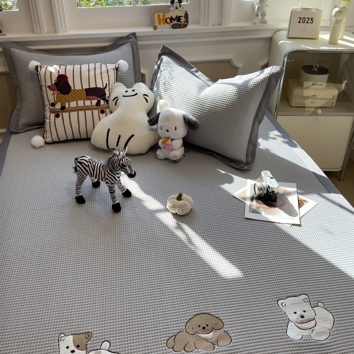 91家纺网 家纺一手货源 找家纺 几禾 2026新款华夫格刺绣款凉席-床席款 躺躺岛-灰-床席款