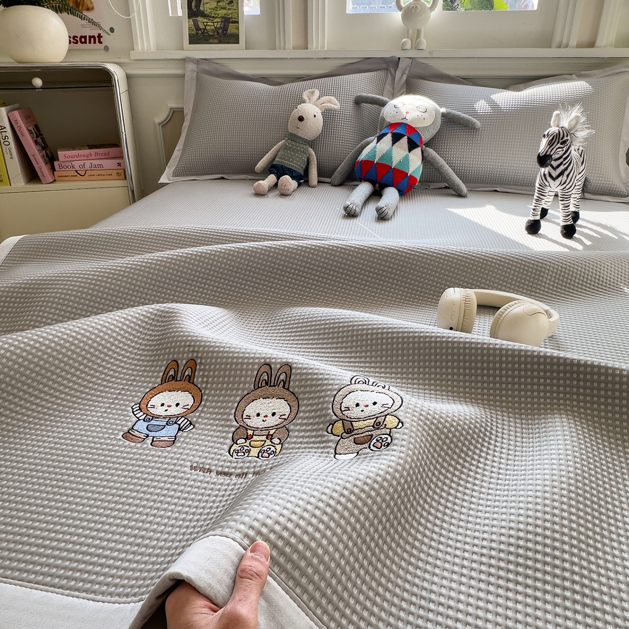 91家纺网 家纺一手货源 找家纺 几禾 2026新款华夫格刺绣款凉席-床席款 兔免星人-床席款