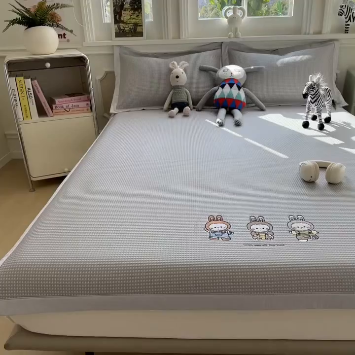 91家纺网 家纺一手货源 找家纺 几禾 2026新款华夫格刺绣款凉席-床席款 兔免星人-床席款