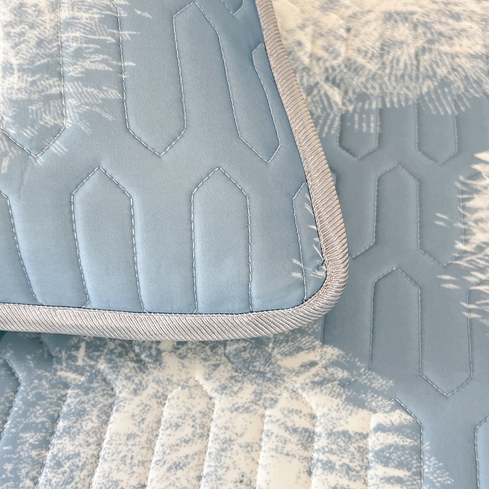 91家纺网 家纺一手货源 找家纺 518家纺 2026新款凉感冰丝裸睡乳胶凉席系列平铺款凉席席子 飞舞