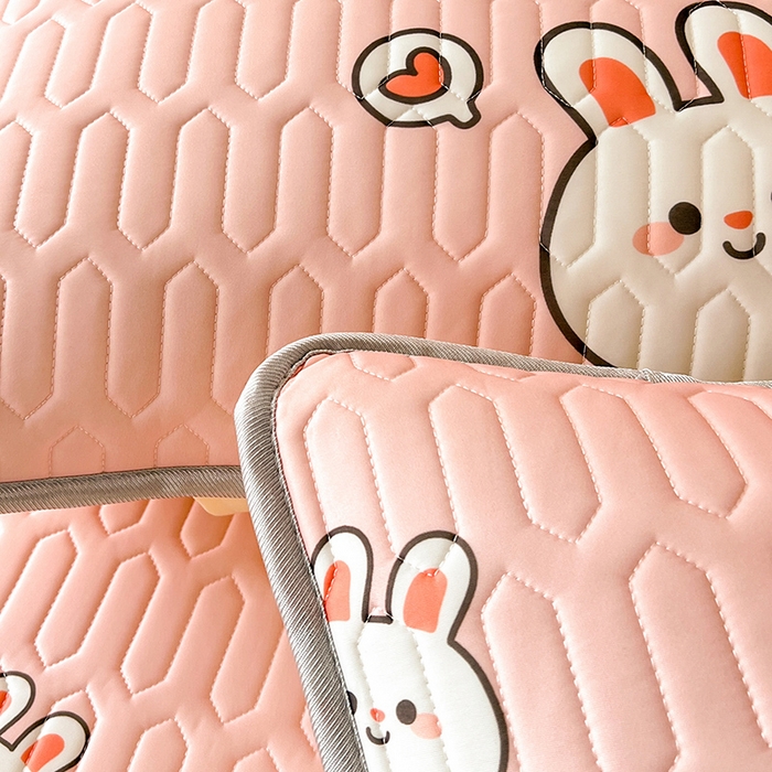 91家纺网 家纺一手货源 找家纺 518家纺 2026新款凉感冰丝裸睡乳胶凉席系列平铺款凉席席子 仔仔兔