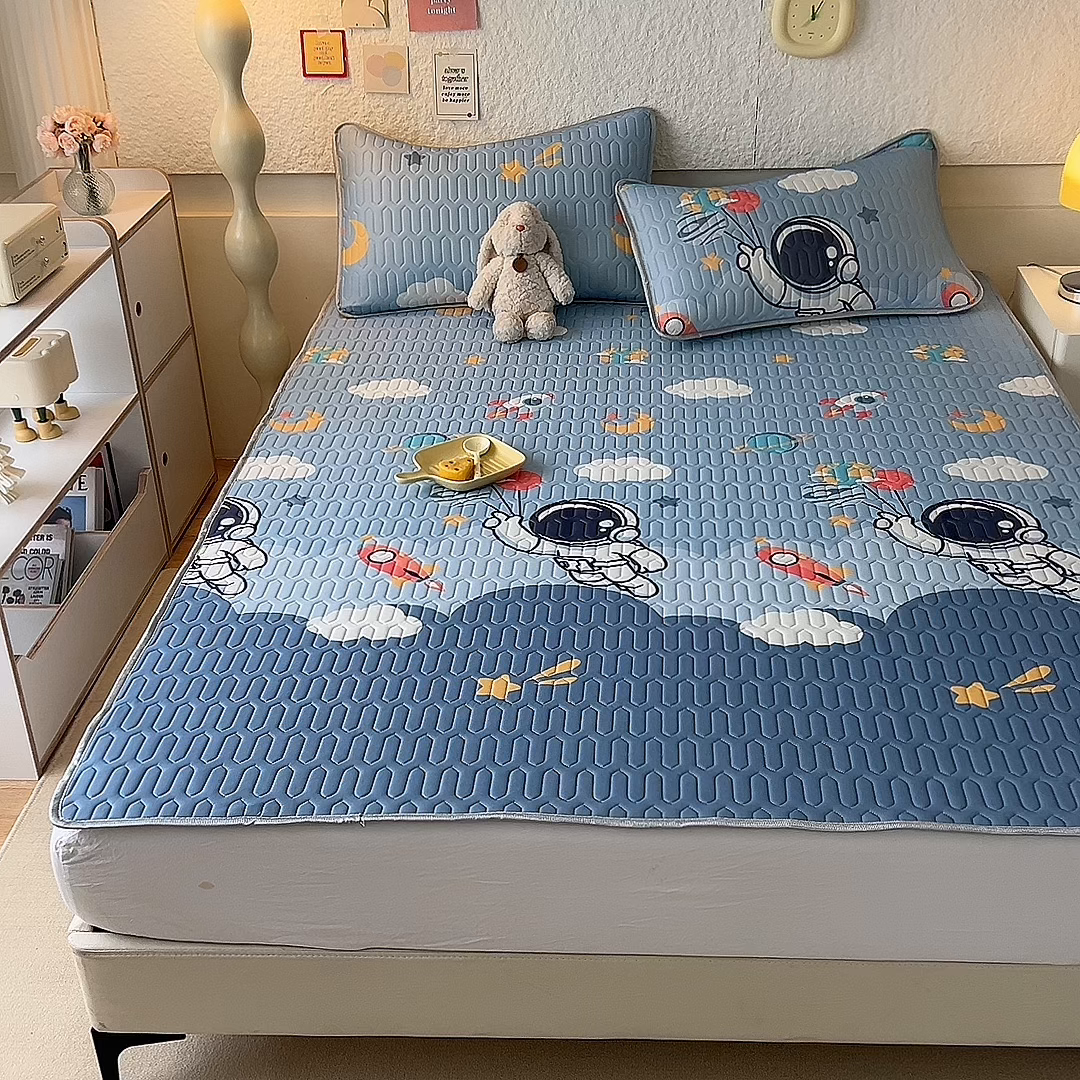 91家纺网 家纺一手货源 找家纺 518家纺 2026新款凉感冰丝裸睡乳胶凉席系列平铺款凉席席子 宇航员