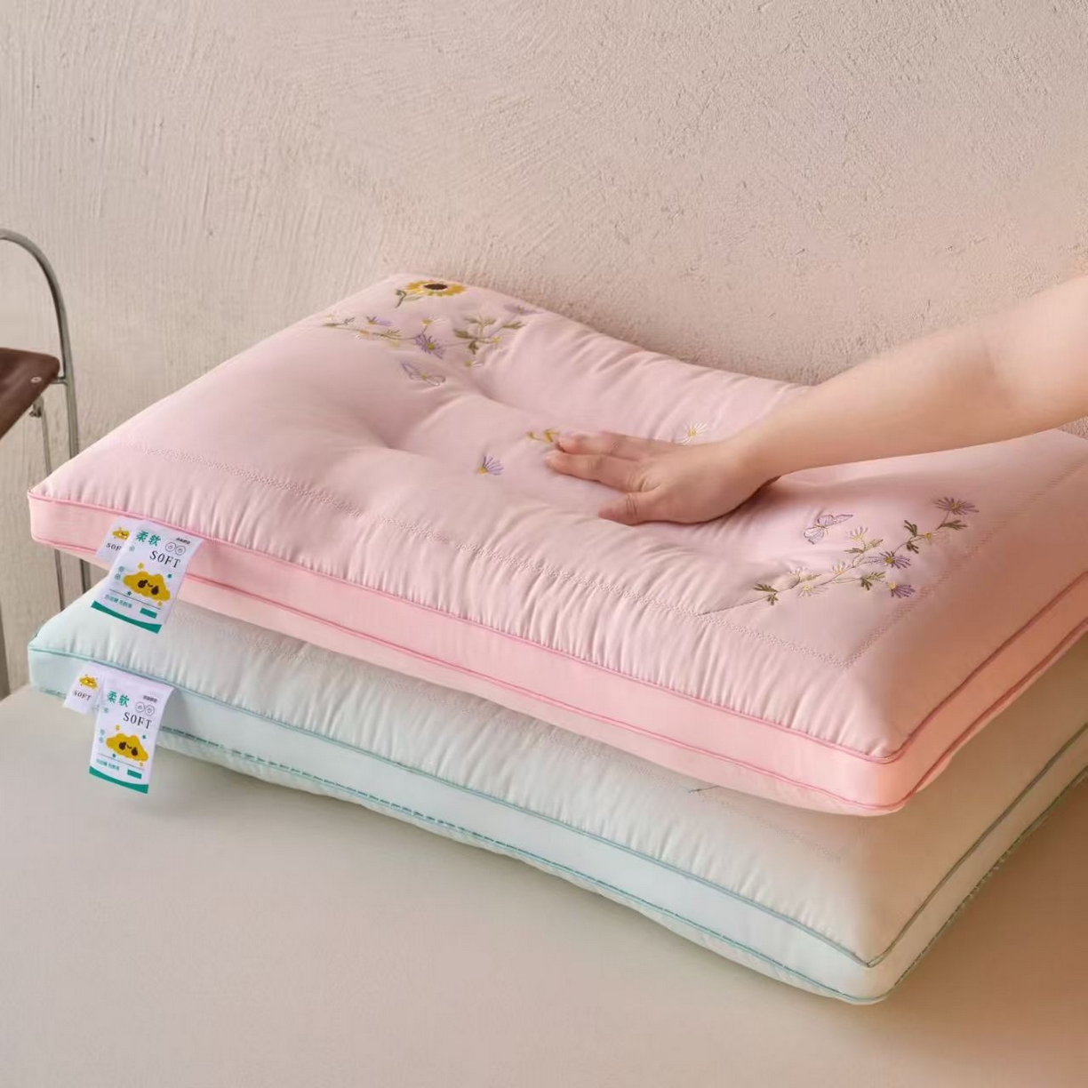 91家纺网 家纺一手货源 找家纺 剑桥枕业 2026新款一路生花枕 夏季凉爽枕芯  绣花护颈枕头 绿色