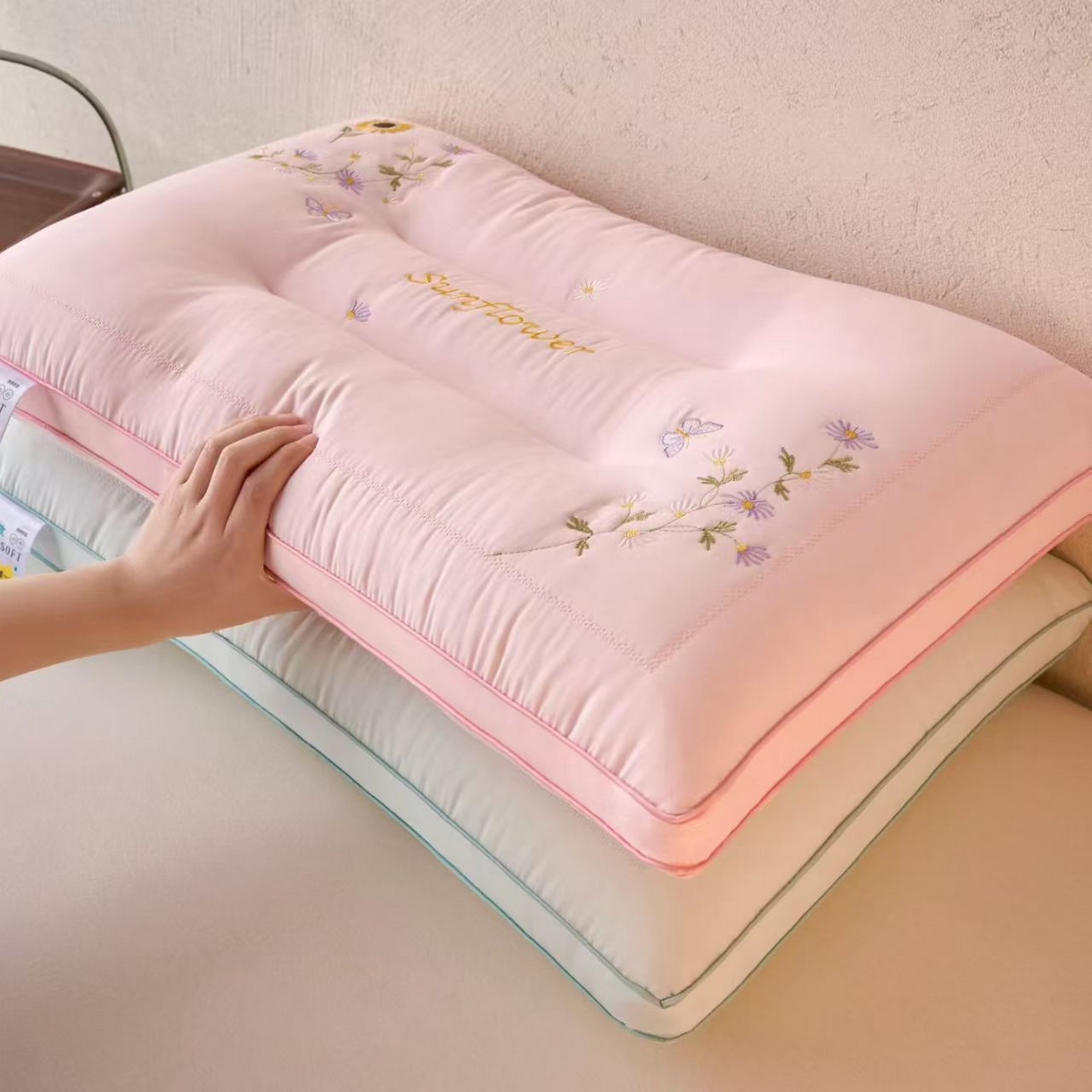 91家纺网 家纺一手货源 找家纺 剑桥枕业 2026新款一路生花枕 夏季凉爽枕芯  绣花护颈枕头 绿色