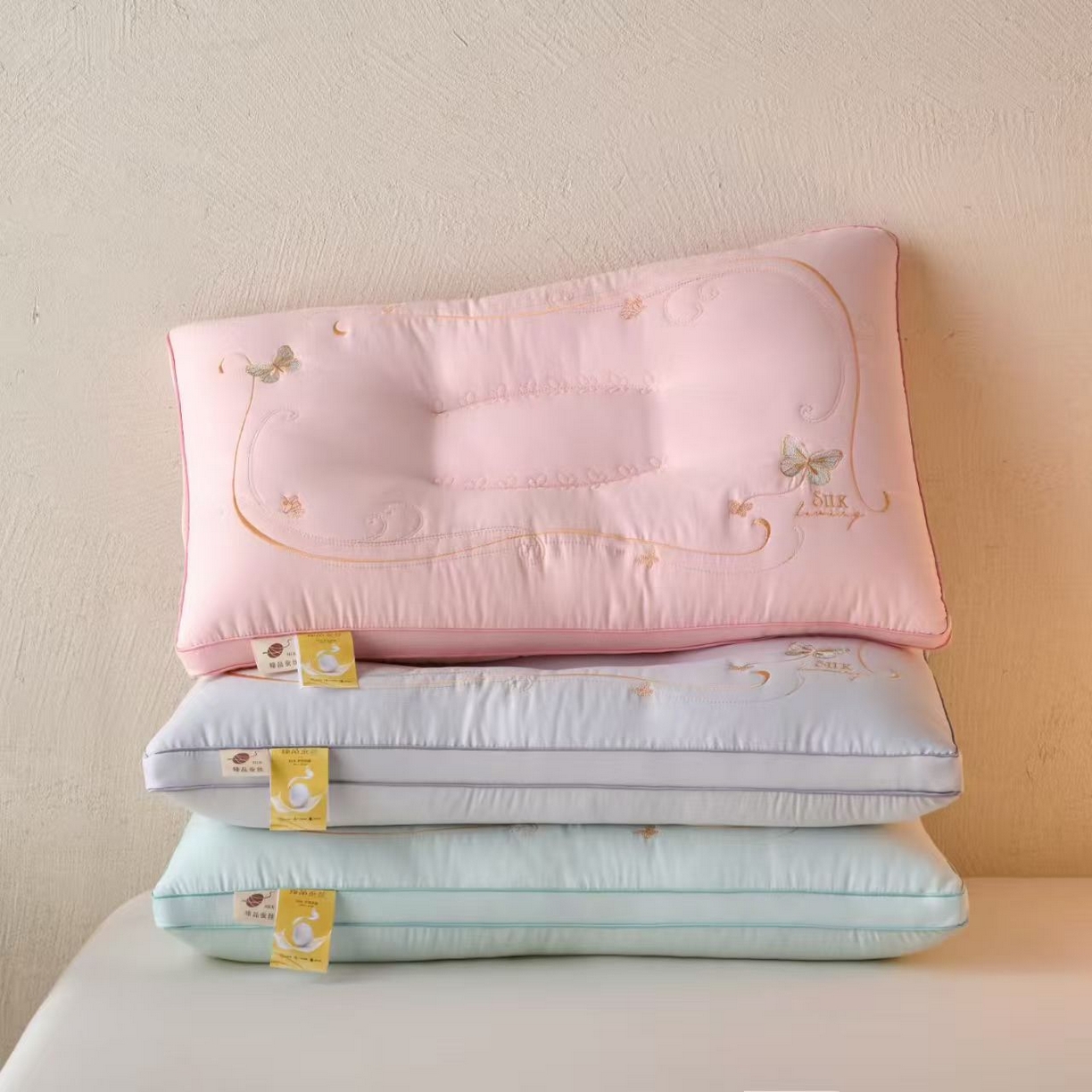 91家纺网 家纺一手货源 找家纺 （总）剑桥枕业 2026新款蚕丝爽肤枕  夏季凉爽枕芯  绣花护颈枕头