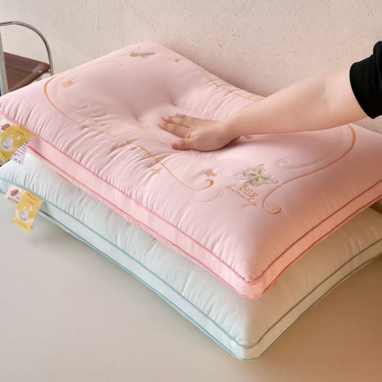 91家纺网 家纺一手货源 找家纺 （总）剑桥枕业 2026新款蚕丝爽肤枕  夏季凉爽枕芯  绣花护颈枕头