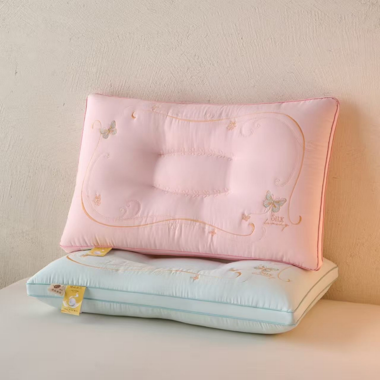 91家纺网 家纺一手货源 找家纺 （总）剑桥枕业 2026新款蚕丝爽肤枕  夏季凉爽枕芯  绣花护颈枕头