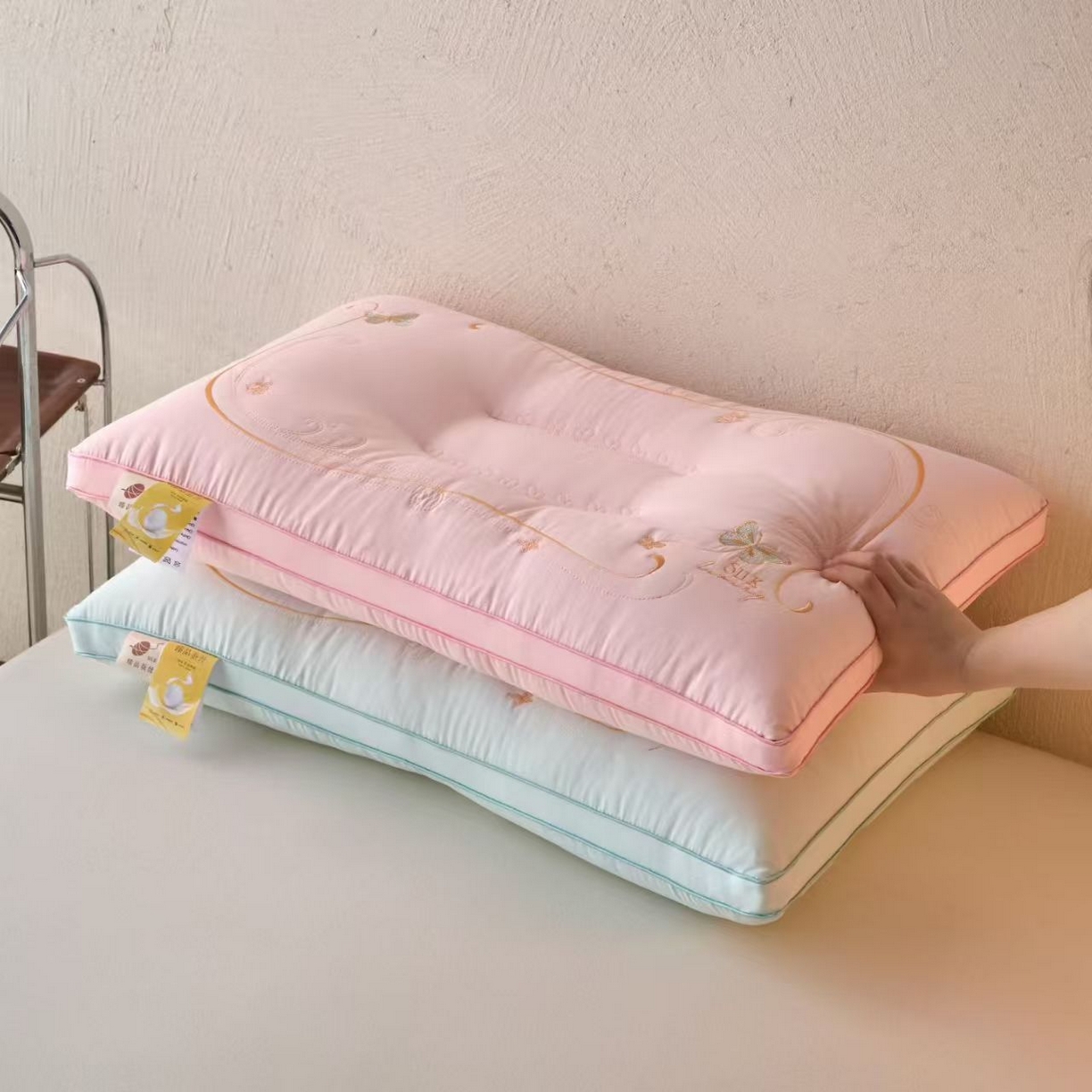 91家纺网 家纺一手货源 找家纺 （总）剑桥枕业 2025新款深睡养肤药包款羽丝定型枕芯 可选荞麦 决明子 薰衣草 促销款式枕头