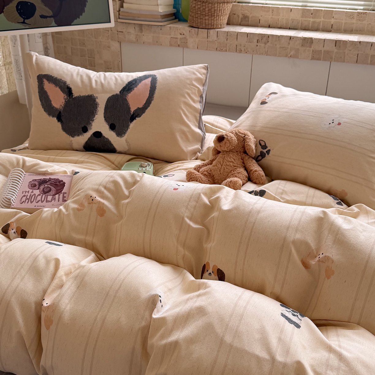 91家纺网 家纺一手货源 找家纺 桃子家居 2026A类纯棉水洗原生态棉麻数码印花大版枕套混搭卡通小清新韩国小布袋系列四件套 棉麻混搭-奶咖小狗