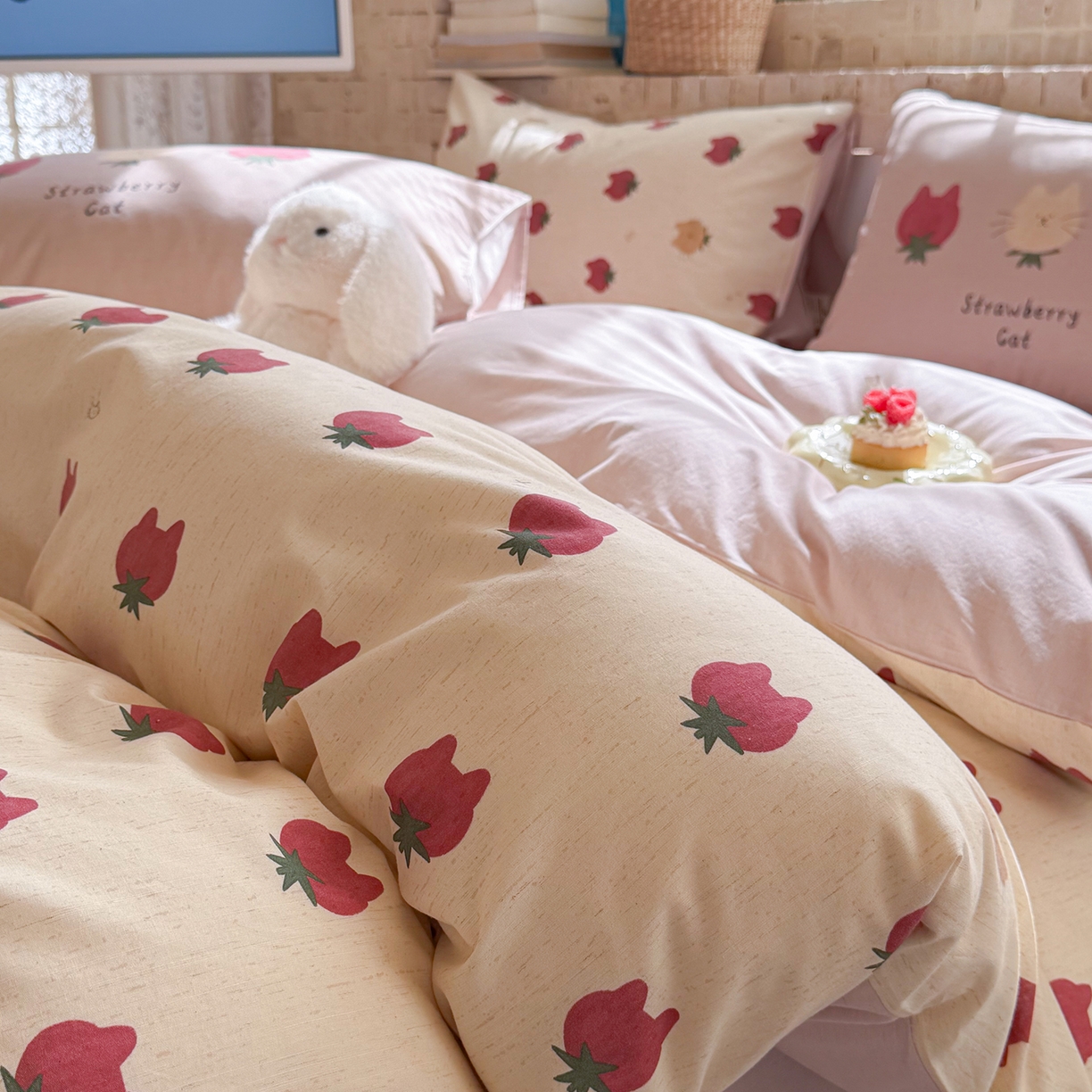 91家纺网 家纺一手货源 找家纺 桃子家居 2026A类纯棉水洗原生态棉麻数码印花大版枕套混搭卡通小清新韩国小布袋系列四件套 棉麻混搭-春日草莓