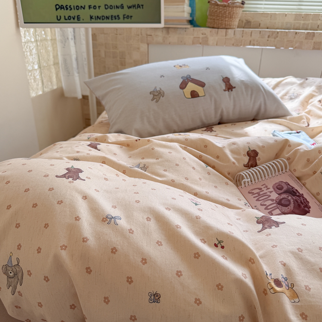 91家纺网 家纺一手货源 找家纺 桃子家居 2026A类纯棉水洗原生态棉麻数码印花大版枕套混搭卡通小清新韩国小布袋系列四件套 棉麻混搭-奶芙小狗屋