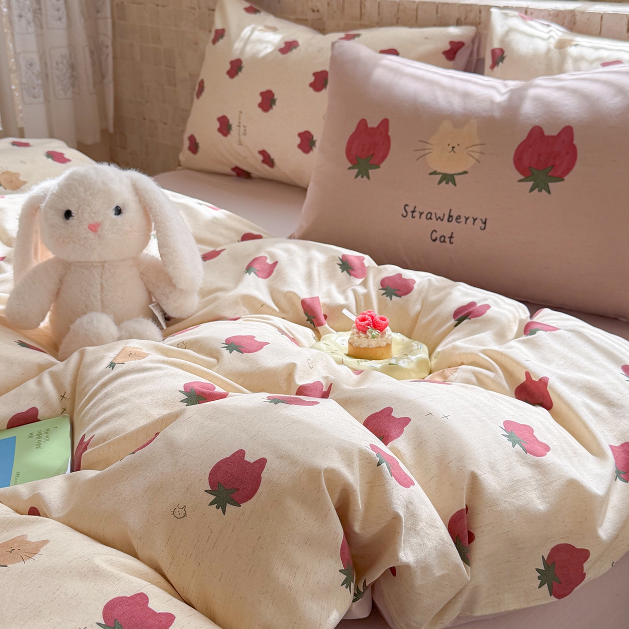 91家纺网 家纺一手货源 找家纺 桃子家居 2026A类纯棉水洗原生态棉麻数码印花大版枕套混搭卡通小清新韩国小布袋系列四件套 棉麻混搭-春日草莓