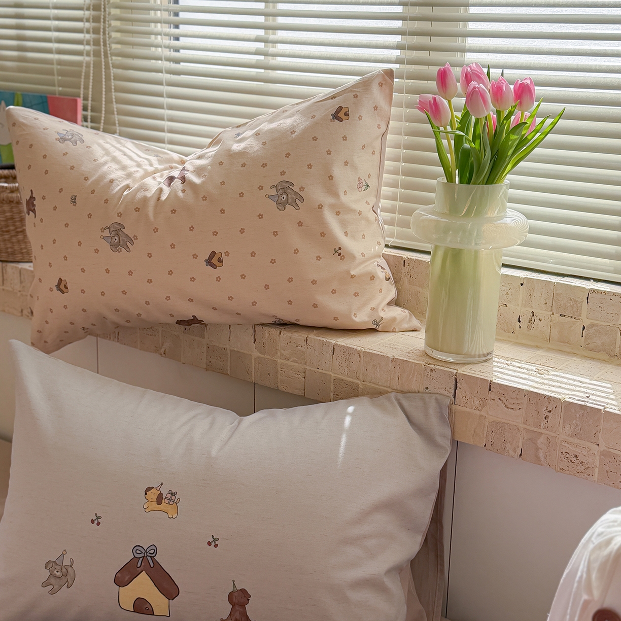 91家纺网 家纺一手货源 找家纺 桃子家居 2026A类纯棉水洗原生态棉麻数码印花大版枕套混搭卡通小清新韩国小布袋系列四件套 棉麻混搭-奶芙小狗屋