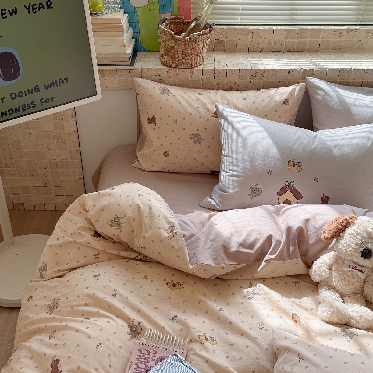 91家纺网 家纺一手货源 找家纺 桃子家居 2026A类纯棉水洗原生态棉麻数码印花大版枕套混搭卡通小清新韩国小布袋系列四件套 棉麻混搭-奶芙小狗屋