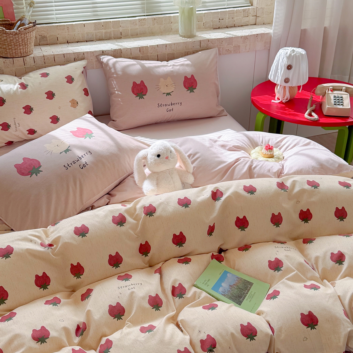 91家纺网 家纺一手货源 找家纺 桃子家居 2026A类纯棉水洗原生态棉麻数码印花大版枕套混搭卡通小清新韩国小布袋系列四件套 棉麻混搭-春日草莓