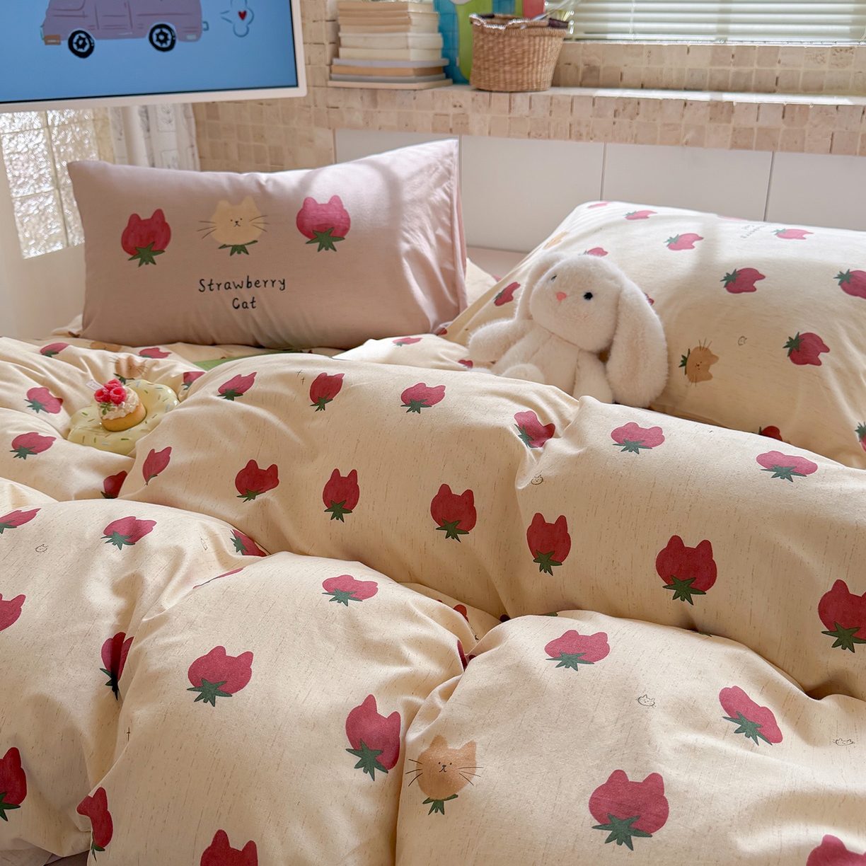 91家纺网 家纺一手货源 找家纺 桃子家居 2026A类纯棉水洗原生态棉麻数码印花大版枕套混搭卡通小清新韩国小布袋系列四件套 棉麻混搭-春日草莓