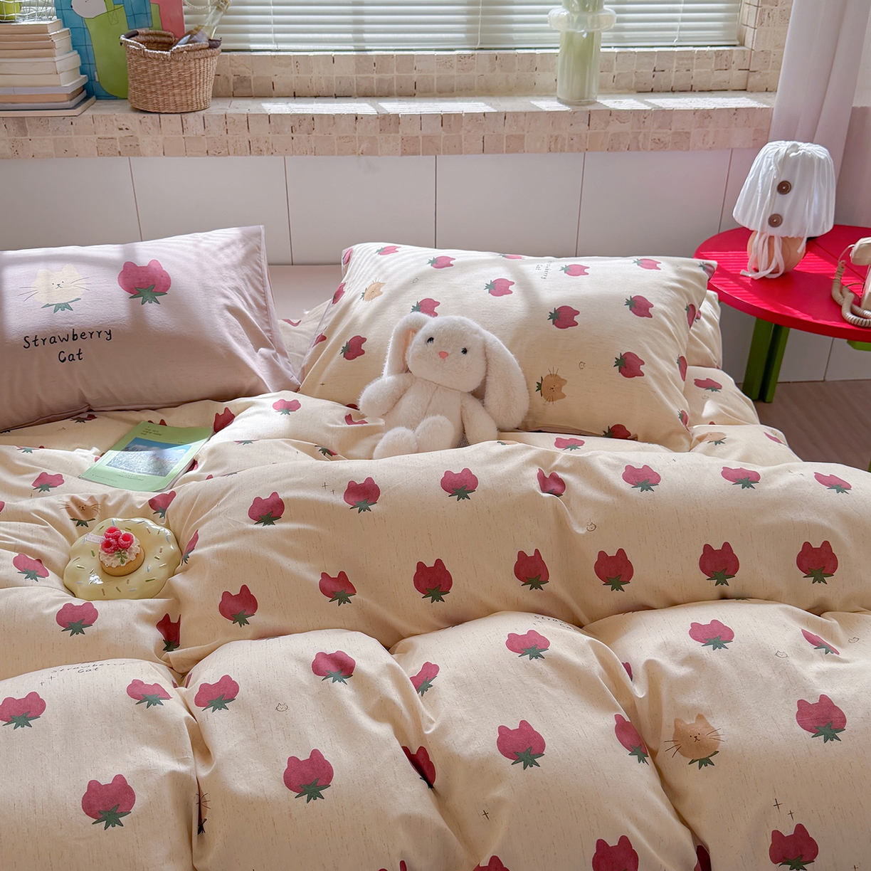 91家纺网 家纺一手货源 找家纺 桃子家居 2026A类纯棉水洗原生态棉麻数码印花大版枕套混搭卡通小清新韩国小布袋系列四件套 棉麻混搭-春日草莓