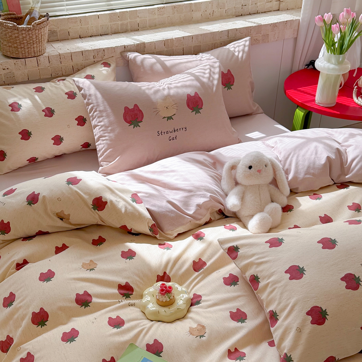 91家纺网 家纺一手货源 找家纺 桃子家居 2026A类纯棉水洗原生态棉麻数码印花大版枕套混搭卡通小清新韩国小布袋系列四件套 棉麻混搭-春日草莓