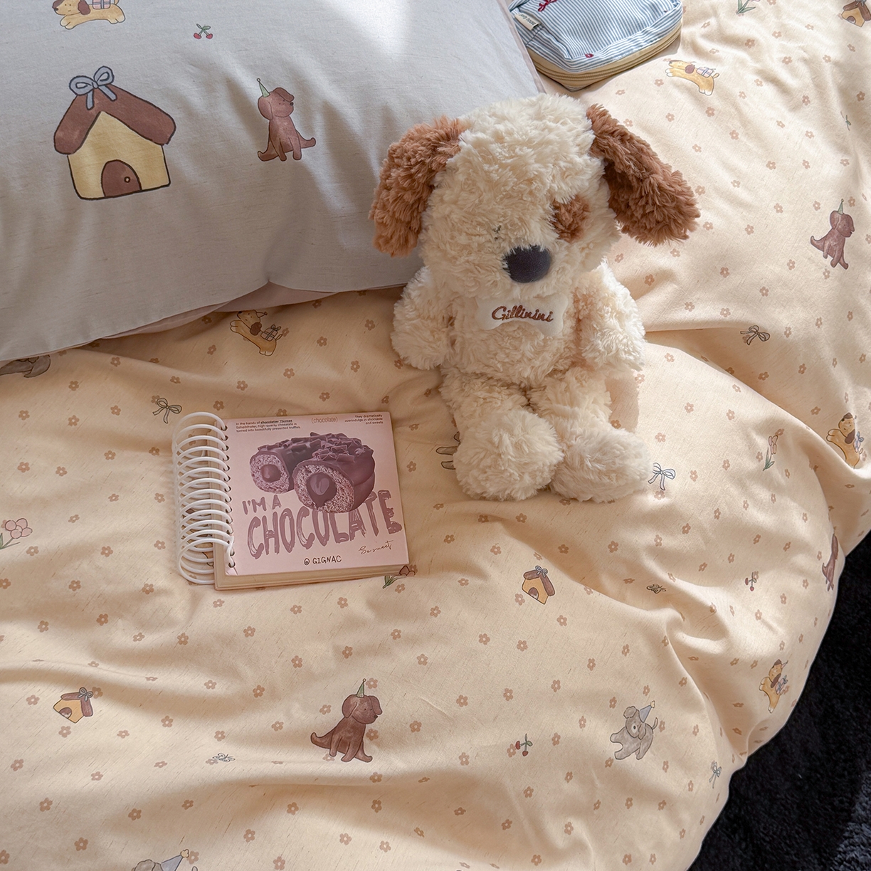 91家纺网 家纺一手货源 找家纺 桃子家居 2026A类纯棉水洗原生态棉麻数码印花大版枕套混搭卡通小清新韩国小布袋系列四件套 棉麻混搭-奶芙小狗屋