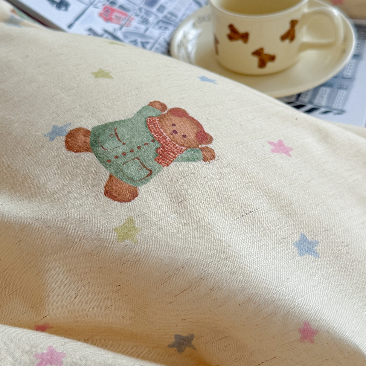 91家纺网 家纺一手货源 找家纺 桃子家居 2026A类纯棉水洗原生态棉麻数码印花大版枕套混搭卡通小清新韩国小布袋系列四件套 棉麻混搭-苹果软熊