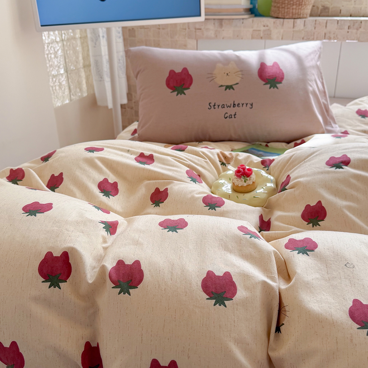 91家纺网 家纺一手货源 找家纺 桃子家居 2026A类纯棉水洗原生态棉麻数码印花大版枕套混搭卡通小清新韩国小布袋系列四件套 棉麻混搭-春日草莓