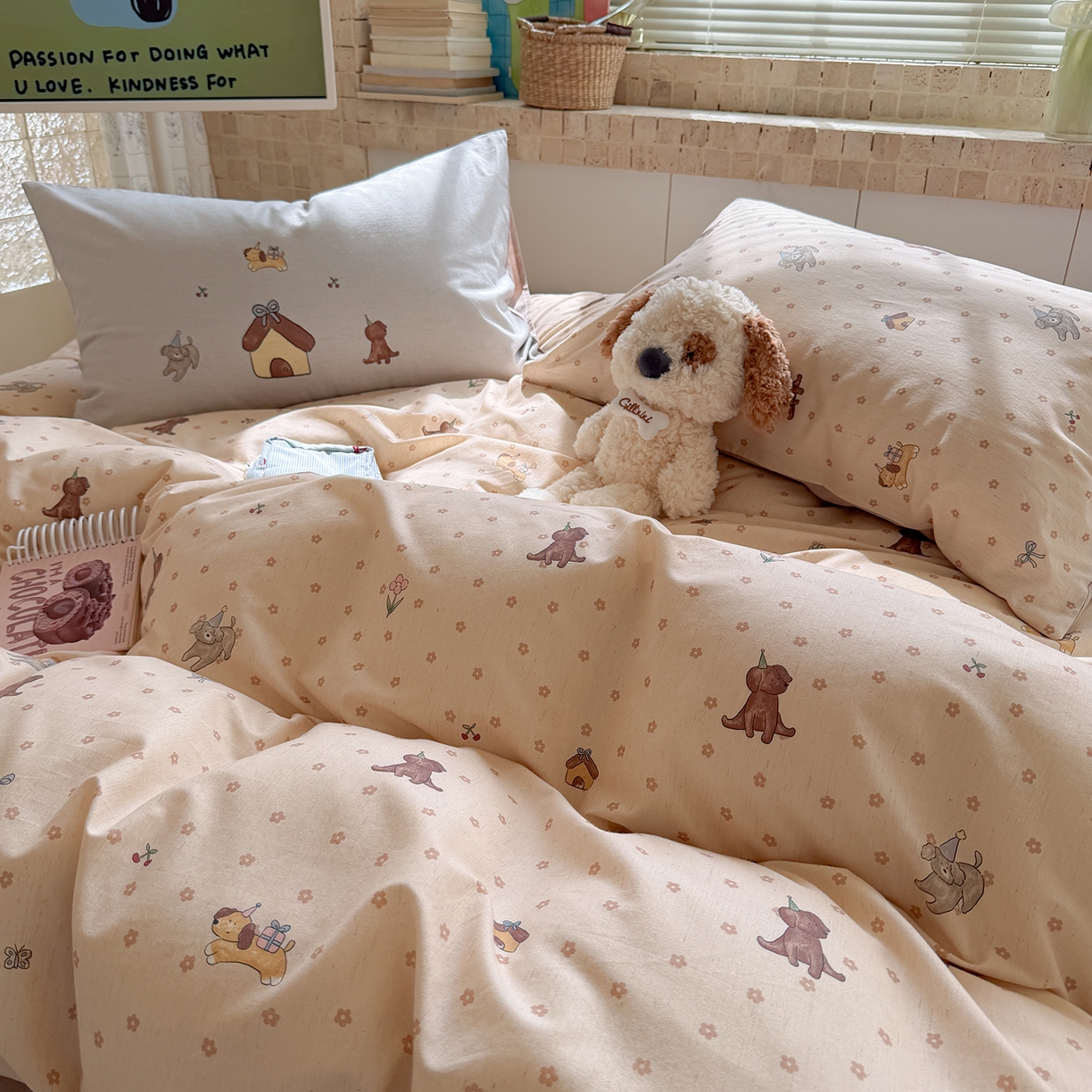 91家纺网 家纺一手货源 找家纺 桃子家居 2026A类纯棉水洗原生态棉麻数码印花大版枕套混搭卡通小清新韩国小布袋系列四件套 棉麻混搭-奶芙小狗屋