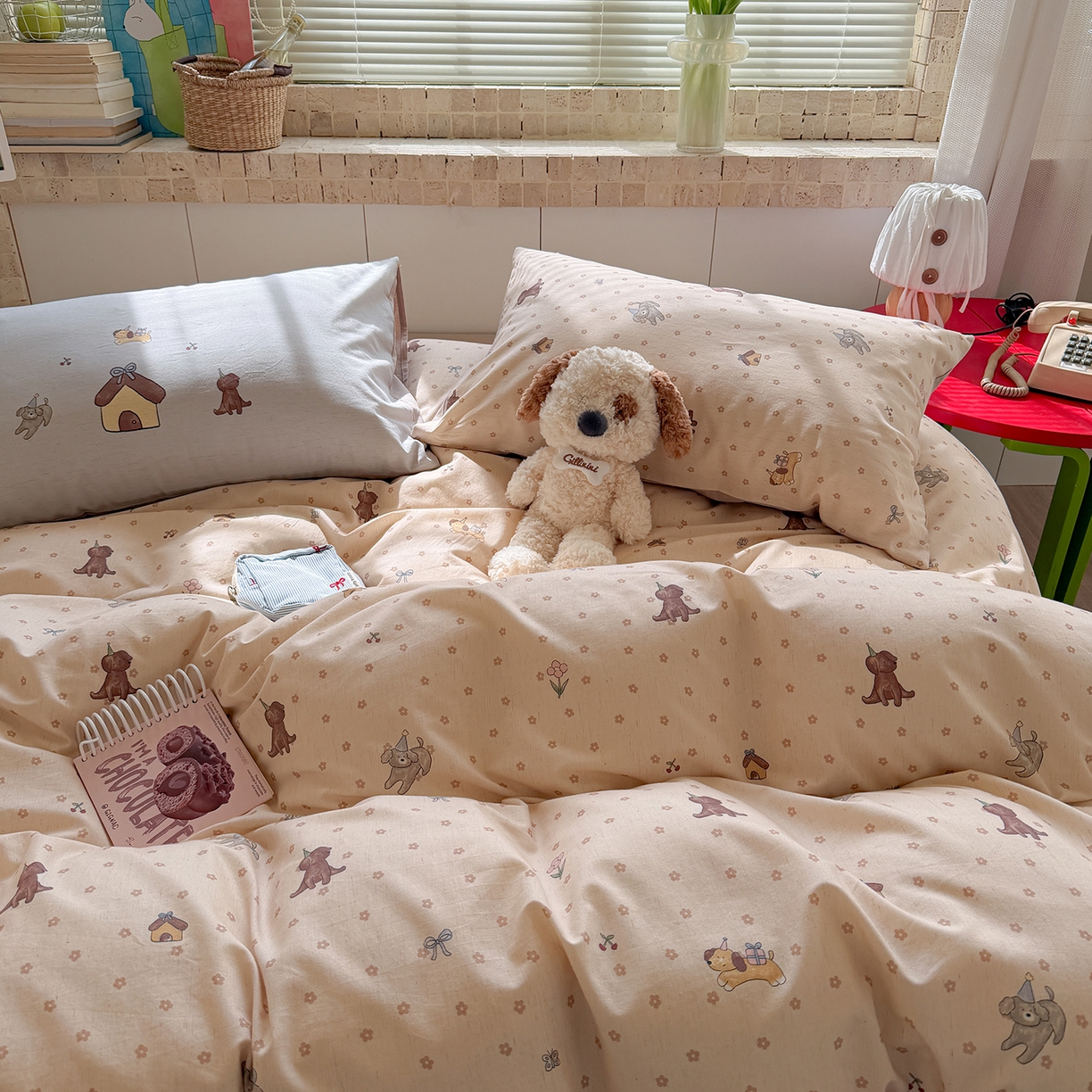 91家纺网 家纺一手货源 找家纺 桃子家居 2026A类纯棉水洗原生态棉麻数码印花大版枕套混搭卡通小清新韩国小布袋系列四件套 棉麻混搭-奶芙小狗屋