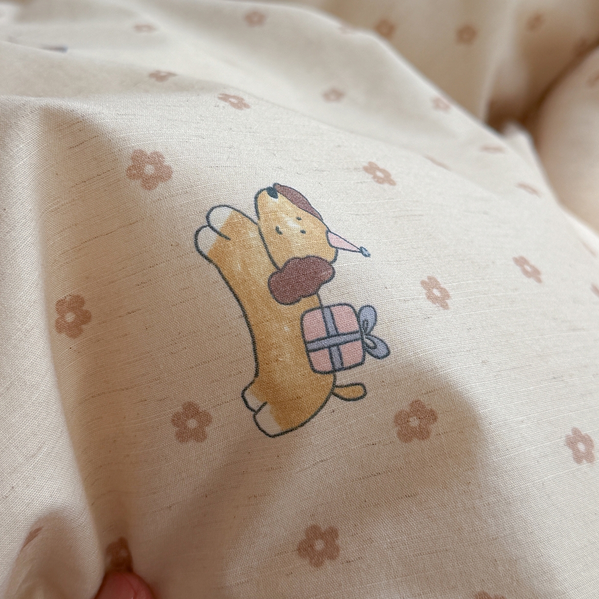 91家纺网 家纺一手货源 找家纺 桃子家居 2026A类纯棉水洗原生态棉麻数码印花大版枕套混搭卡通小清新韩国小布袋系列四件套 棉麻混搭-奶芙小狗屋