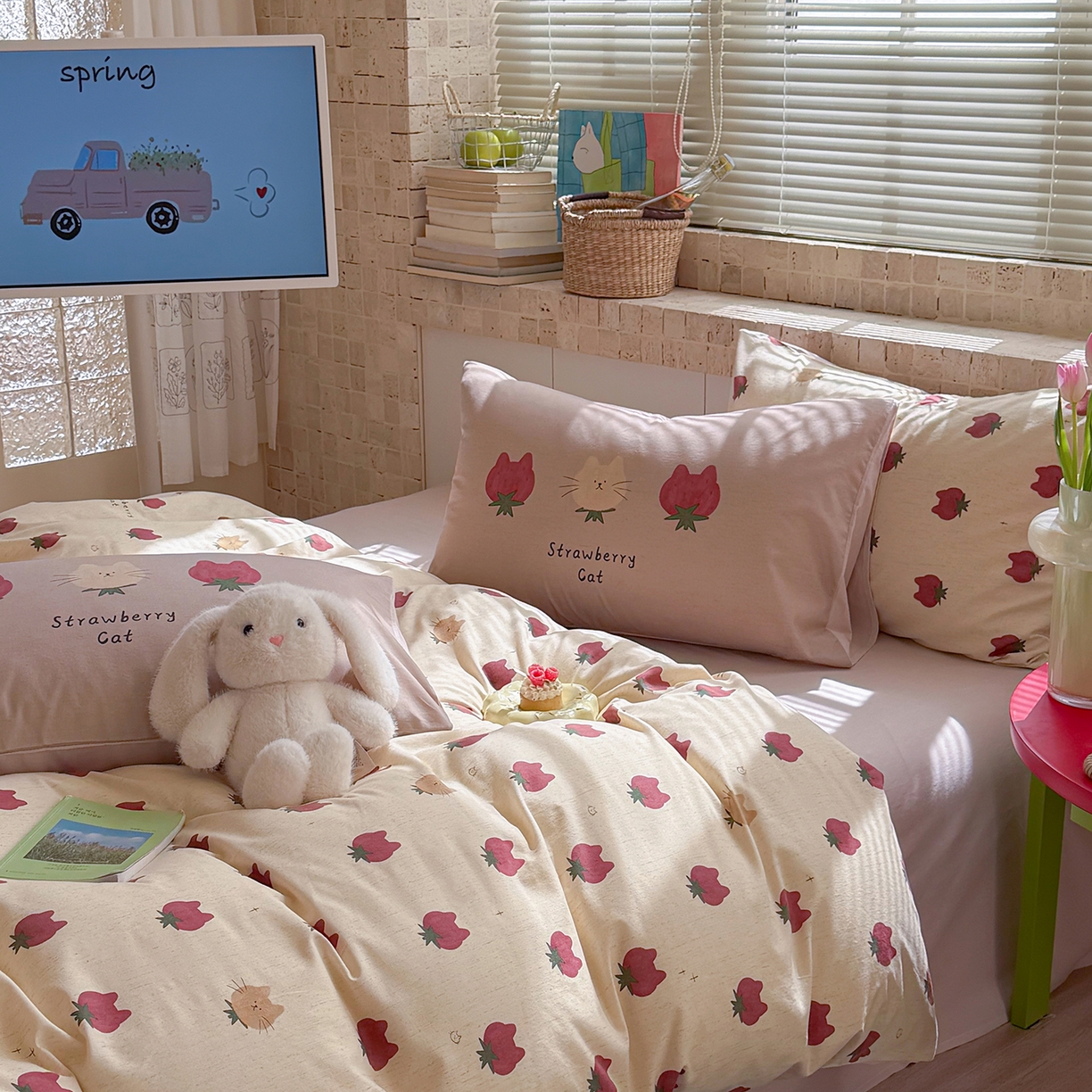 91家纺网 家纺一手货源 找家纺 桃子家居 2026A类纯棉水洗原生态棉麻数码印花大版枕套混搭卡通小清新韩国小布袋系列四件套 棉麻混搭-春日草莓