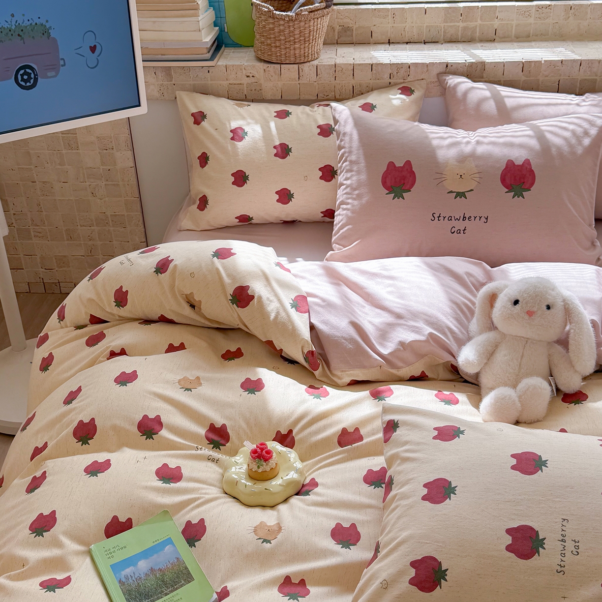 91家纺网 家纺一手货源 找家纺 桃子家居 2026A类纯棉水洗原生态棉麻数码印花大版枕套混搭卡通小清新韩国小布袋系列四件套 棉麻混搭-春日草莓