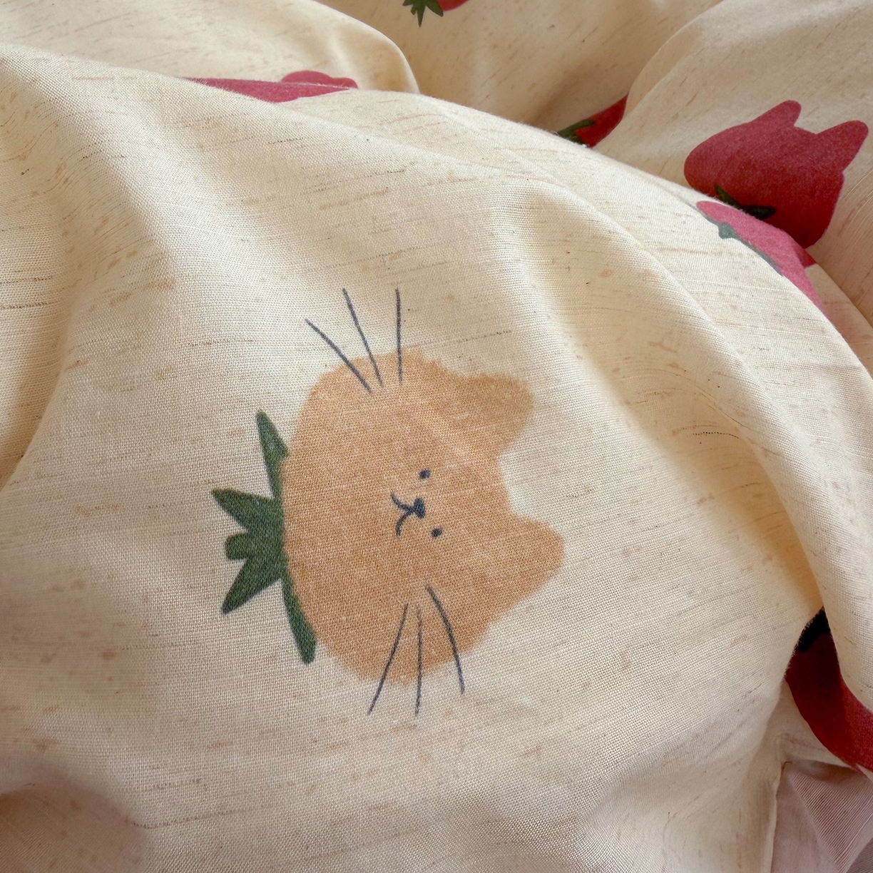 91家纺网 家纺一手货源 找家纺 桃子家居 2026A类纯棉水洗原生态棉麻数码印花大版枕套混搭卡通小清新韩国小布袋系列四件套 棉麻混搭-春日草莓